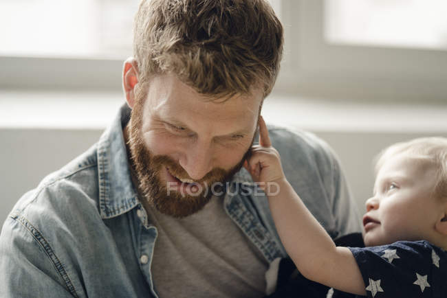 Pai passar tempo com seu filho em casa — Fotografia de Stock