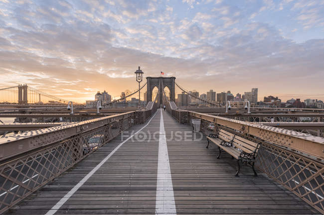 Estados Unidos, Nueva York, Brooklyn Bridge al atardecer - foto de stock