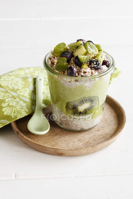 Bicchiere di Budino di Chia con kiwi, frutti di bosco, muesli e frullato di cavolo — Foto stock