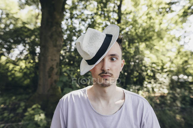 Портрет дурного молодого чоловіка в капелюсі — стокове фото
