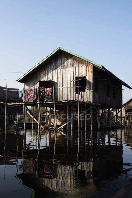 Myanmar, inle lake, schwimmendes Haus — Stockfoto