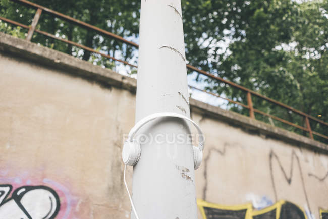 Écouteurs au lampadaire — Photo de stock