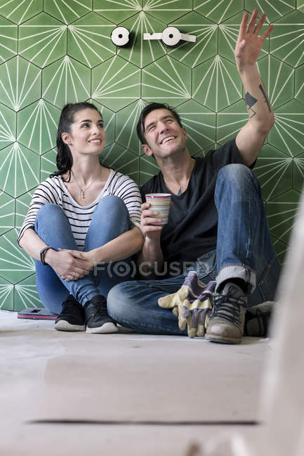 Пара з ремонтом нового будинку, сидячи на першому плані ванної кімнати — стокове фото