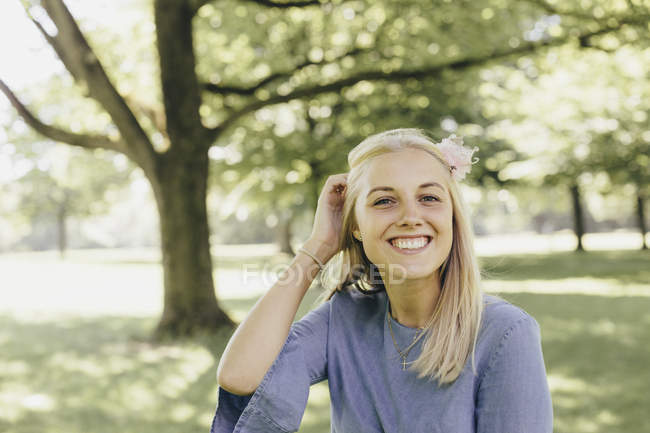 Портрет счастливой молодой женщины в парке — стоковое фото