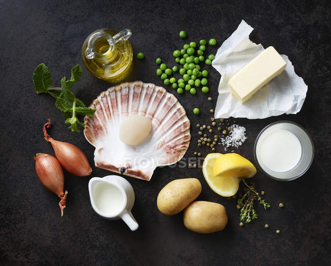 Ingredientes para vieiras em manteiga de noz com purê de ervilha e hortelã — Fotografia de Stock