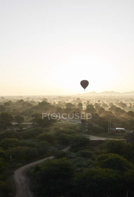 Myanmar, Bagan, Globos de aire caliente al amanecer - foto de stock