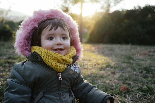 Ritratto di bambino felice in inverno al tramonto — Foto stock