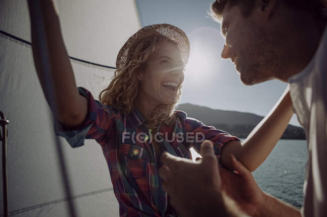 Casal feliz em um barco à vela — Fotografia de Stock