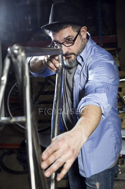Mann arbeitet in Werkstatt an Fahrrad — Stockfoto
