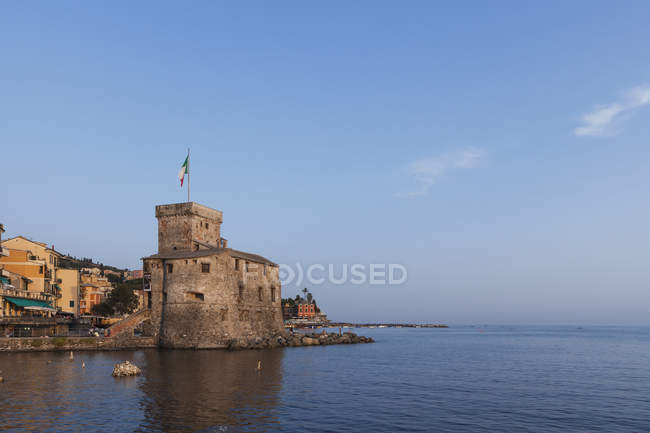 Italia, Liguria, Rapallo, Castello sul Mare, Golfo del Tigullio - foto de stock