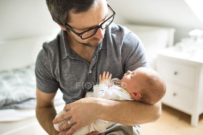 Father at home with his baby daughter — Stock Photo