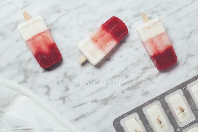 Homemade strawberry and yogurt ice lollies — Stock Photo