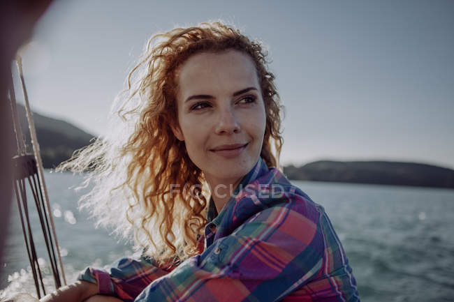 Ritratto di donna sicura di sé su una barca a vela — Foto stock