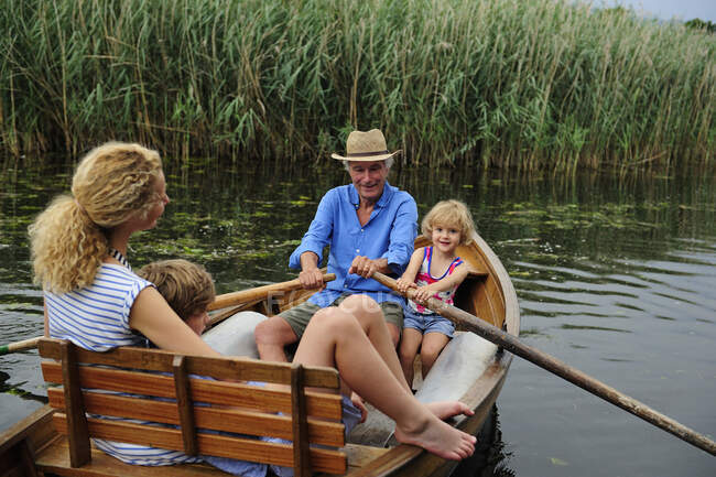 Famiglia in barca a remi sul lago — Foto stock