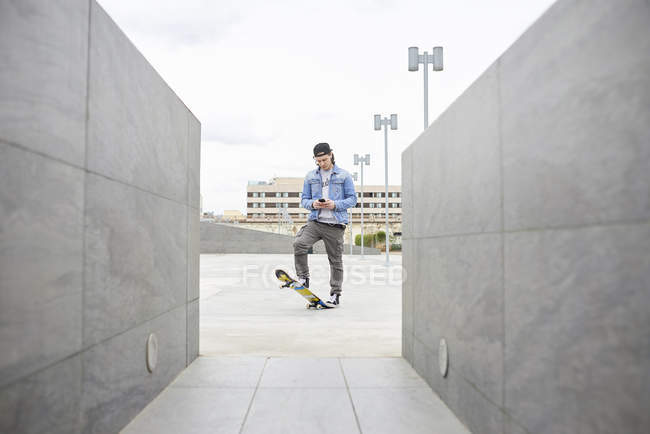Giovane skateboard in città — Foto stock