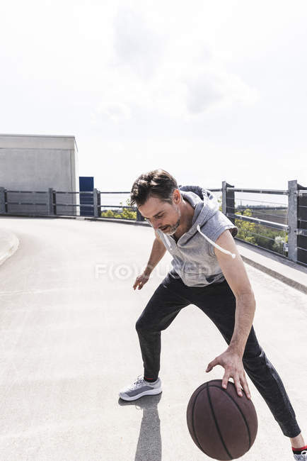 Man dribbling with basket ball — Stock Photo