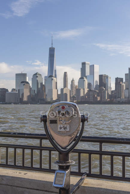 USA, New York City, Manhattan, New Jersey, Stadtbild mit Münzfernglas — Stockfoto