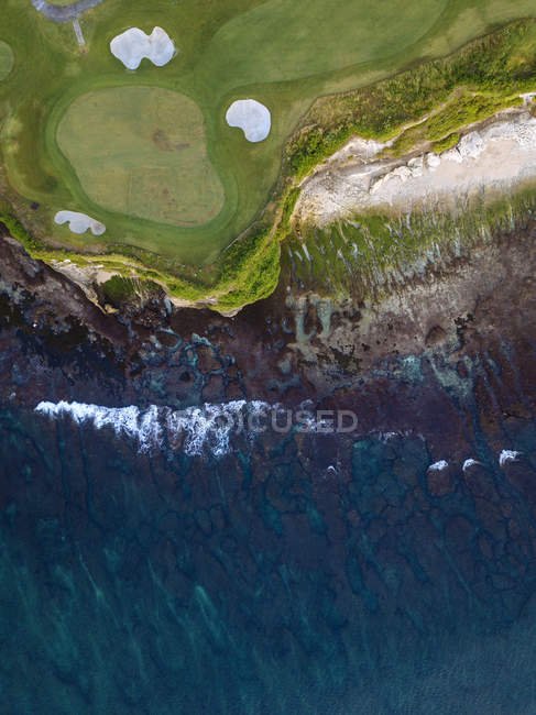 Indonesia, Bali, Vista aérea del campo de golf con bunker y verde en la costa - foto de stock