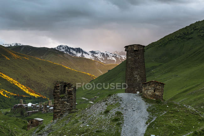 Georgia, Svaneti, Samegrelo-Zemo Svaneti, Ushguli, defence tower in the evening — Stock Photo