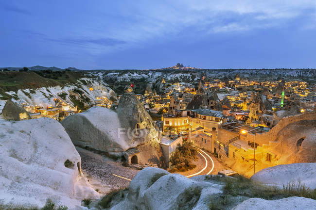 Turquía, provincia de Aksaray, Guezelyurt, Capadocia, Goereme por la noche - foto de stock
