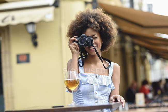Giovane donna scattare foto con macchina fotografica all'aperto — Foto stock