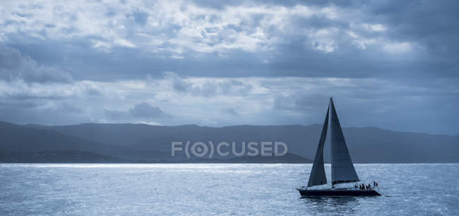 Corsica, barca a vela sulla costa — Foto stock