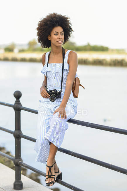 Retrato de mulher jovem na moda com câmera e mochila — Fotografia de Stock