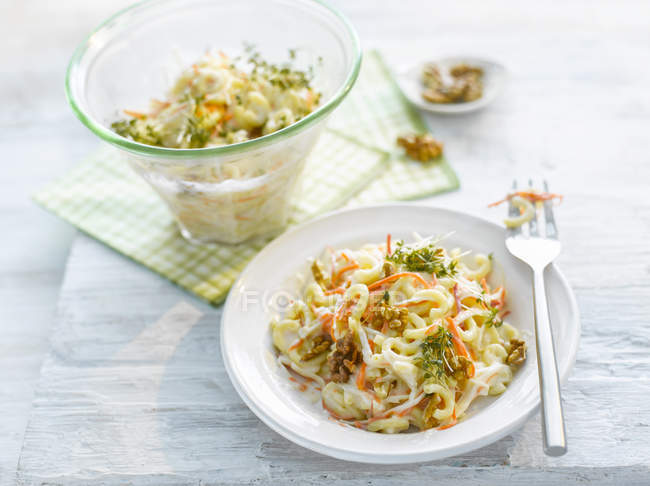 Insalata di tagliatelle con carota, noci e crescione sul piatto — Foto stock