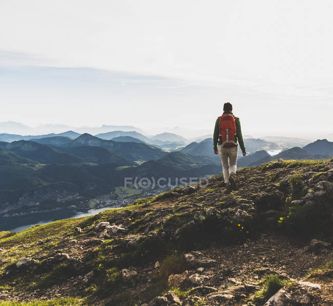 Австрия, Зальцкаммергут, Турист с рюкзаком походы в Альпах — стоковое фото