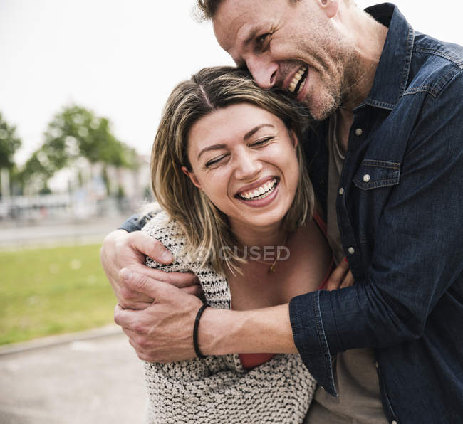 Happy couple having fun outdoors — Stock Photo