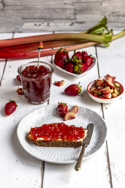 Table de petit déjeuner avec marmelade de rhubarbe aux fraises et rhubarbe — Photo de stock