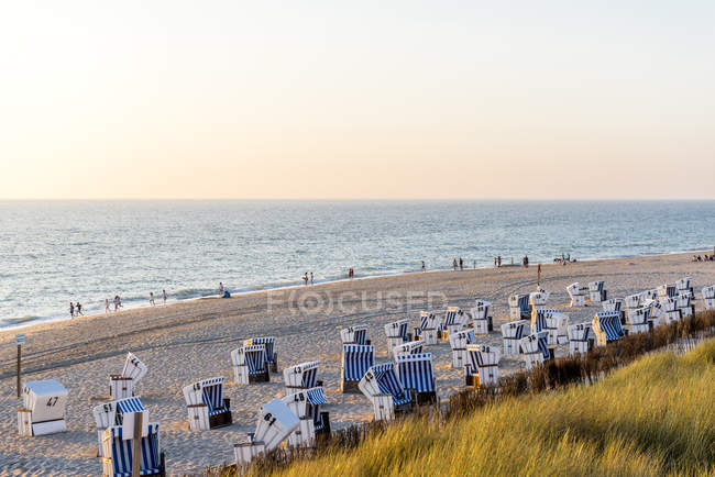 Germania, Schleswig-Holstein, Sylt, spiaggia e sedie a sdraio vuote al tramonto — Foto stock