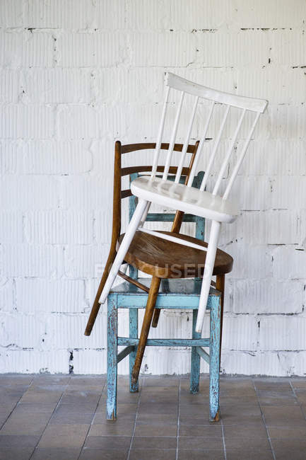 Порожні стільці на стіну з білої цегли — стокове фото