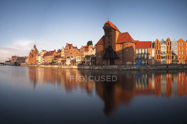 Polonia, Danzica, vista sul centro storico con cancello della gru e fiume Motlawa — Foto stock