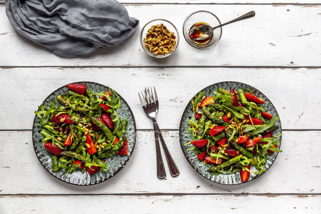 Insalata di asparagi verdi, rucola, fragole e pinoli — Foto stock