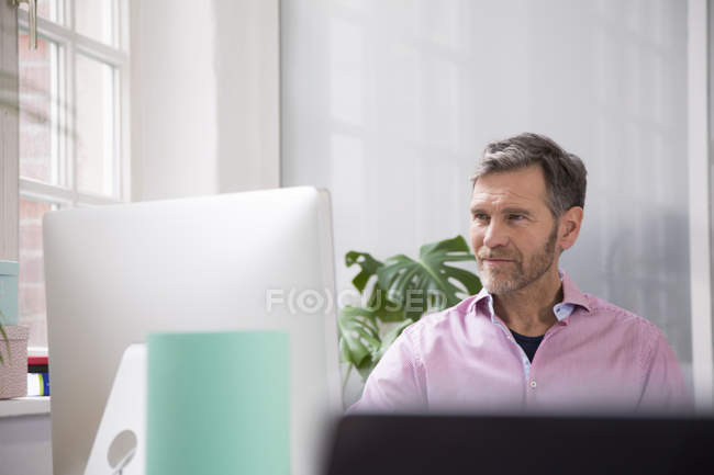 Portrait d'un homme travaillant au bureau — Photo de stock