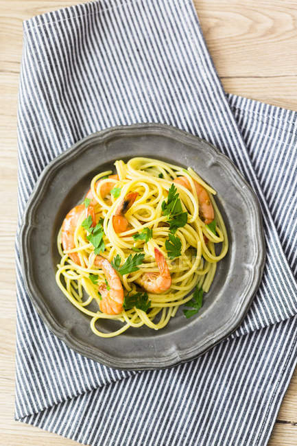 Gamberetti con spaghetti su piatto di latta, vista aerea — Foto stock