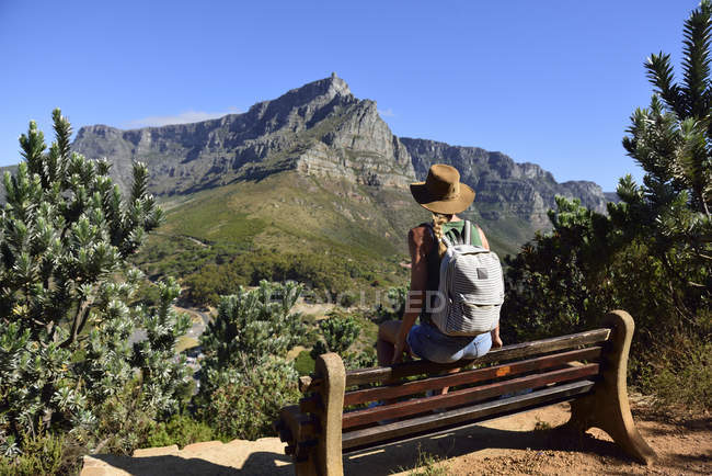 Південна Африка, Кейптаун, жінка сидячи на лавці під час походів в голову Лева — стокове фото