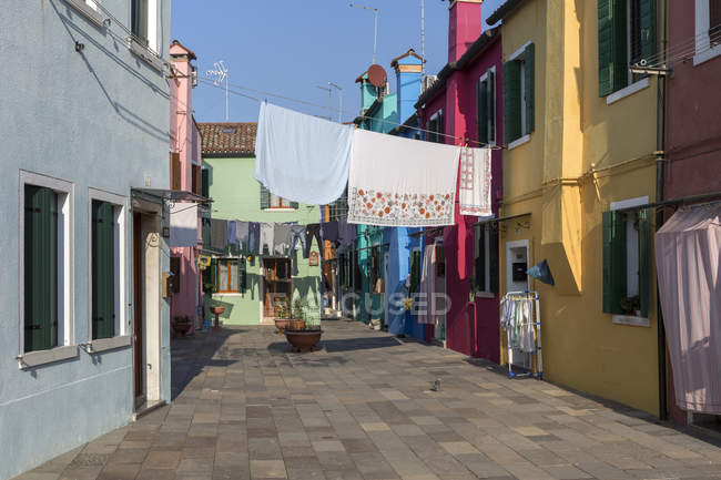 Italien, Lagune von Venedig, Burano, bunte Häuser und Wäsche zum Trocknen — Stockfoto