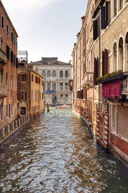 Italie, Venise, maisons et canal — Photo de stock