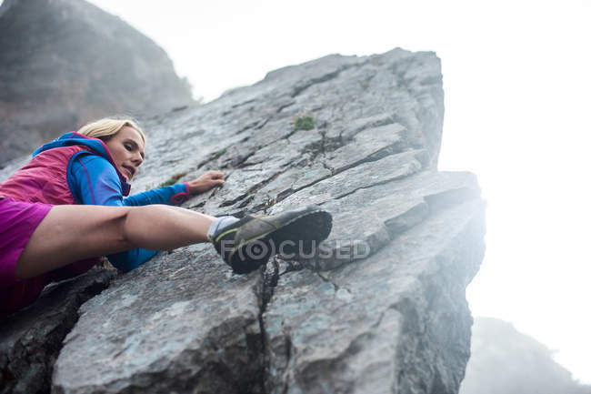 Австрія, Зальцбург, Фільцмос, Жіночий турист, що піднімається на скелі — стокове фото