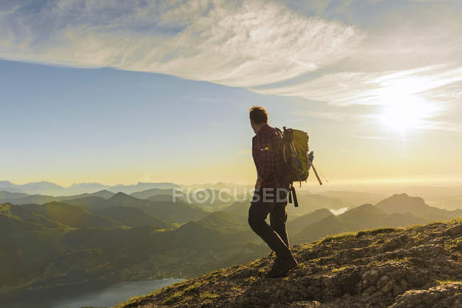 Austria, Salzkammergut, Senderismo con mochila en los Alpes - foto de stock