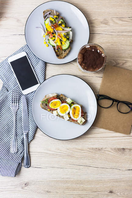 Un Verre De Latte Macchiato Sur Une Assiette Avec Une Assiette De