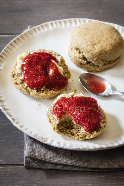 Conetti di grano di einkorn con marmellata di fragole e panna coagulata — Foto stock