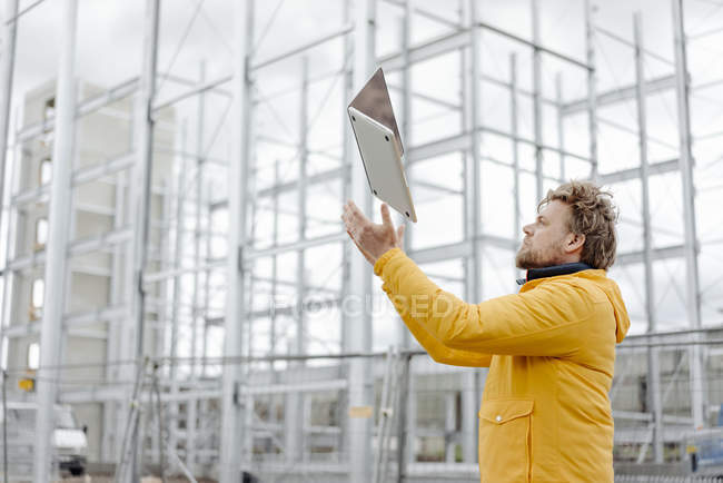 Engineer throwing laptop in the air — Stock Photo