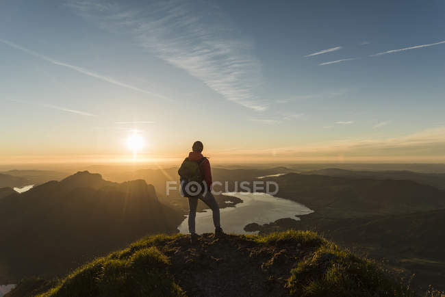 Austria, Salzkammergut, Escursionista in piedi in cima, guardando la vista — Foto stock