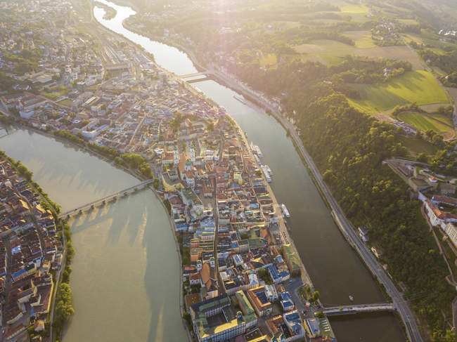 Deutschland, Bayern, Passau, Drei-Flüsse-Stadt, Luftaufnahme von Donau und Inn — Stockfoto
