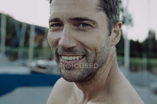 Ritratto di uomo sorridente a marina — Foto stock