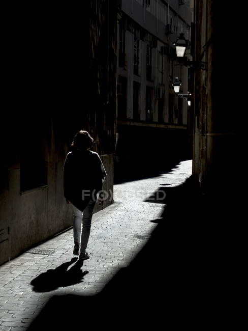 Espagne, Palma de Majorque, femme marchant dans l'allée — Photo de stock