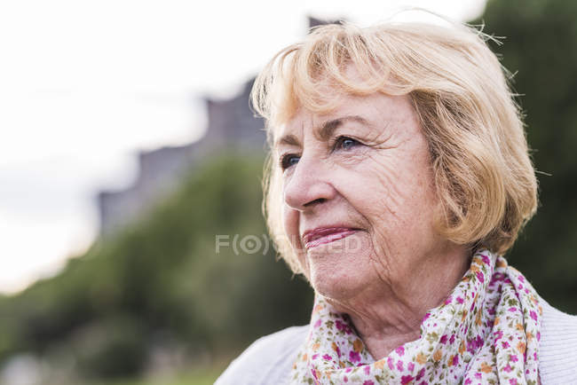 Ritratto di donna anziana bionda — Foto stock